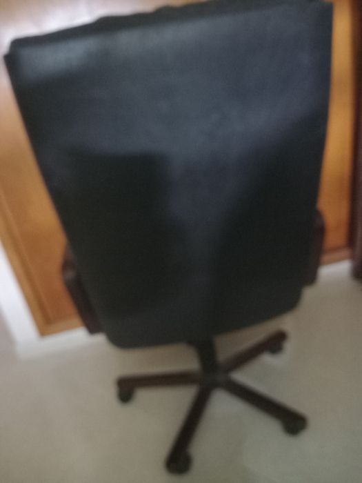 Cadeirão execitivo giratória em pele como nova