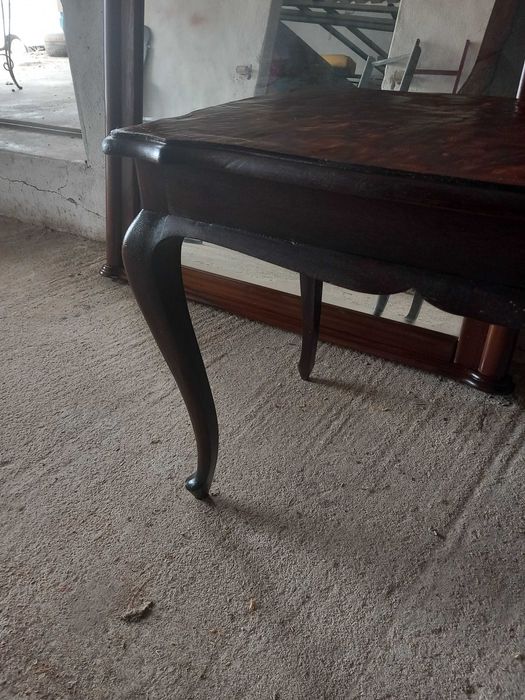 Mesa de estilo Chippendale, caracterizada por pés cabriolet