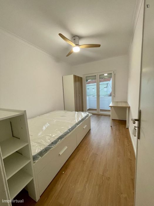 Quarto - localizado em Almada Lisbon