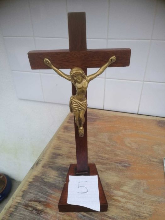 Crucifixo em madeira com Cristo em ouro suíço.