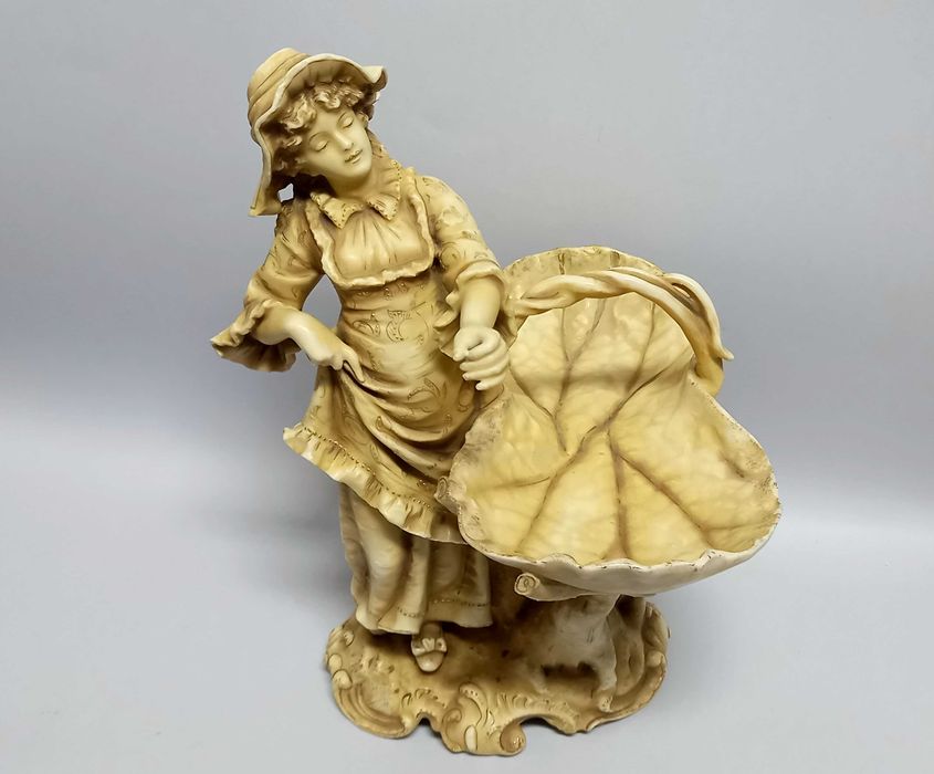 Dziewczyna z koszem, secesyjna figura Alfred Stellmacher, Turn-Teplitz