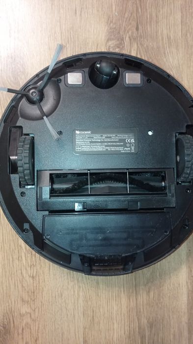 Robot sprzątający Procesing  z bazą samoczyszczącą