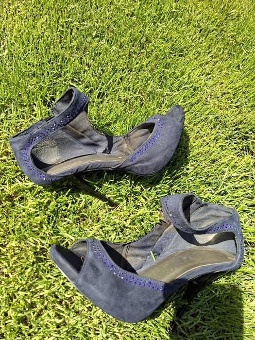 Granatowe buty na 11,5cm obcasie z błyszczącymi chabrowymi  zdobieniami