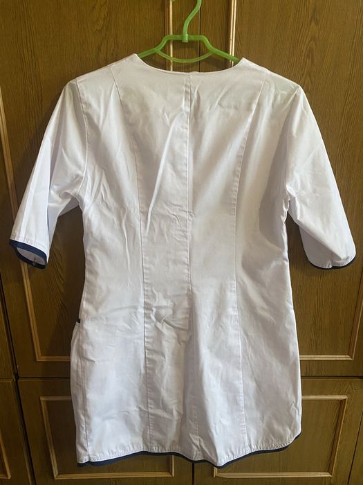 Медичний білий халат