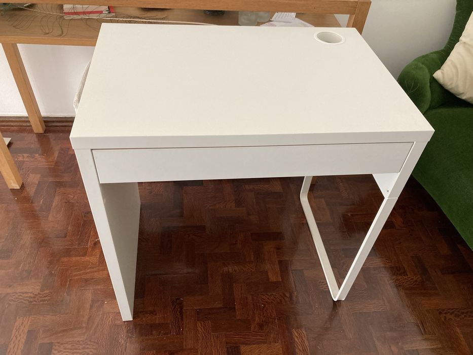 Mesa de estudo branca como nova, 73cm X 50 cm