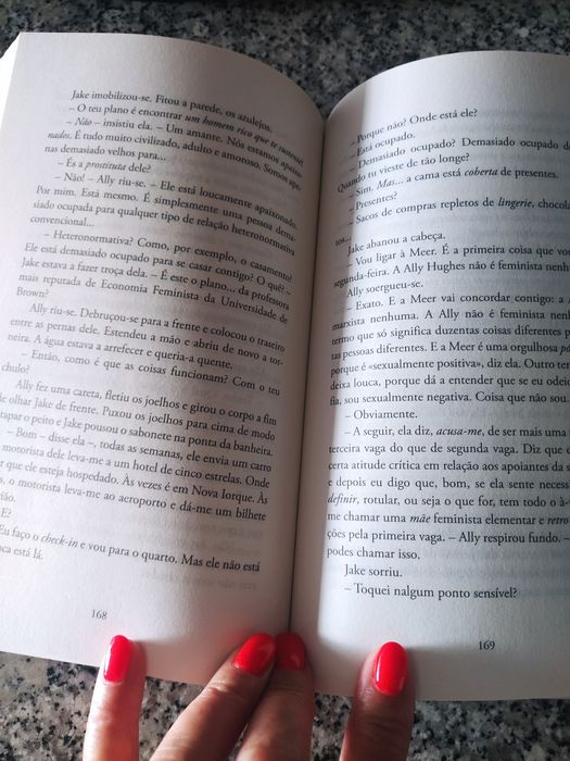 Livro de Jules Moulin A Vida pouco Romântica de Ally Hughes