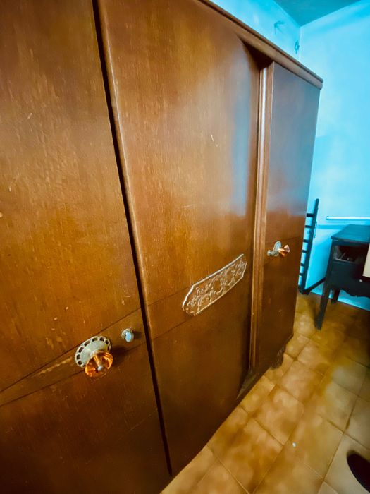 Roupeiro antigo de madeira de três portas