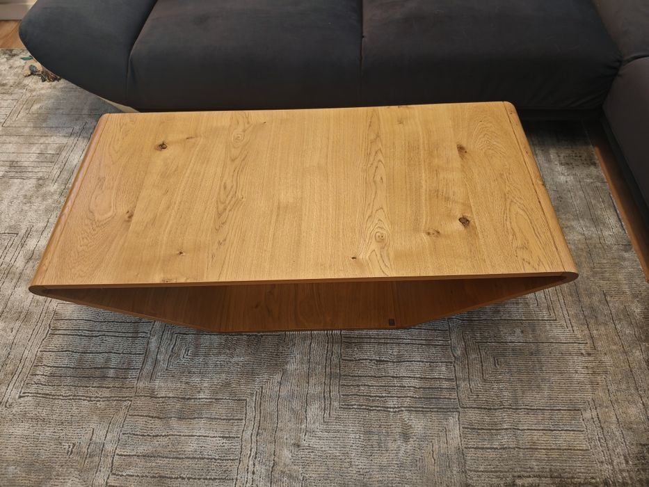 Stolik kawowy Klose – lite drewno, nowoczesny design