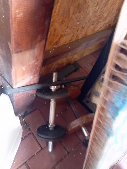 Siłownia ławka sztangi stojaki