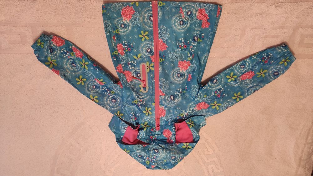 Стильная, яркая демисезонная куртка, подкладка флисовая на 5-7 лет