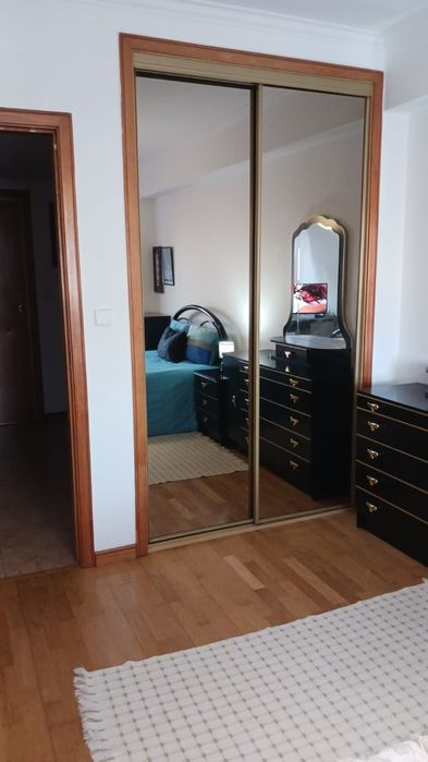 Alugo quarto espaçoso com muita luz natural mobilado com tv