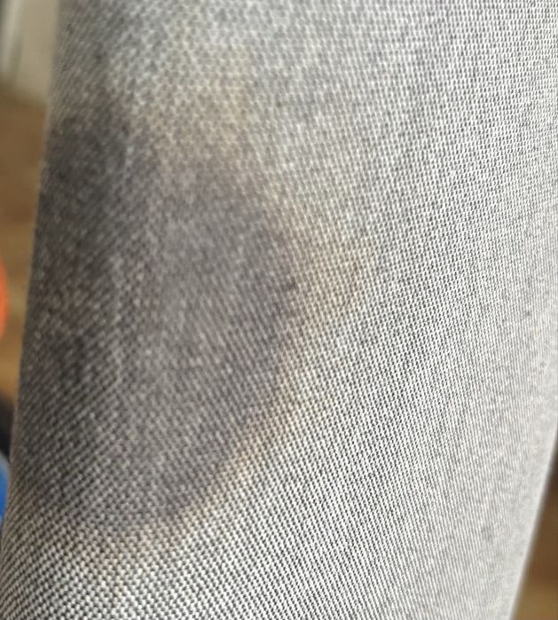 Boa dia vendo cama de solteiro com colchão.  A cama tem 2 metros por 90. Um lado da cama tem uma mancha que eu já tentei tirar e não saiu. 100€