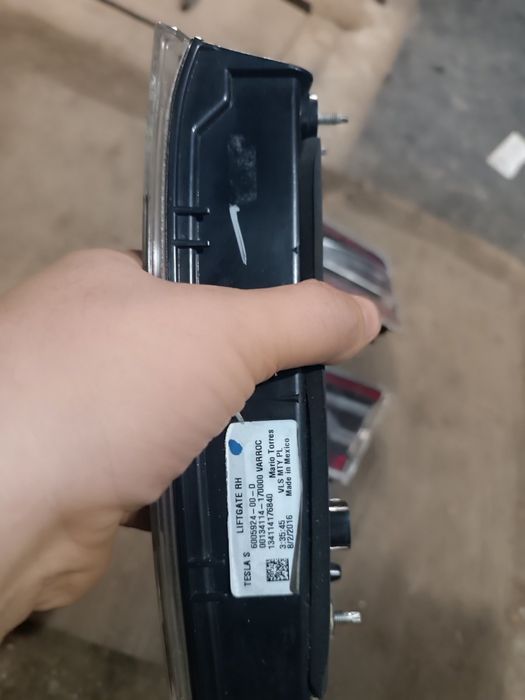 Продам задний оригинальный фонарю на ляду Tesla model S.