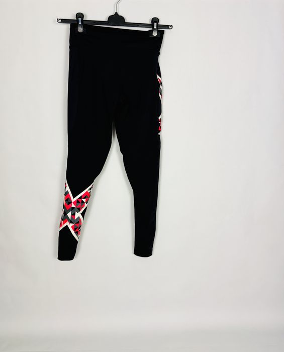 Czarne legginsy sportowe z wzorem S 36