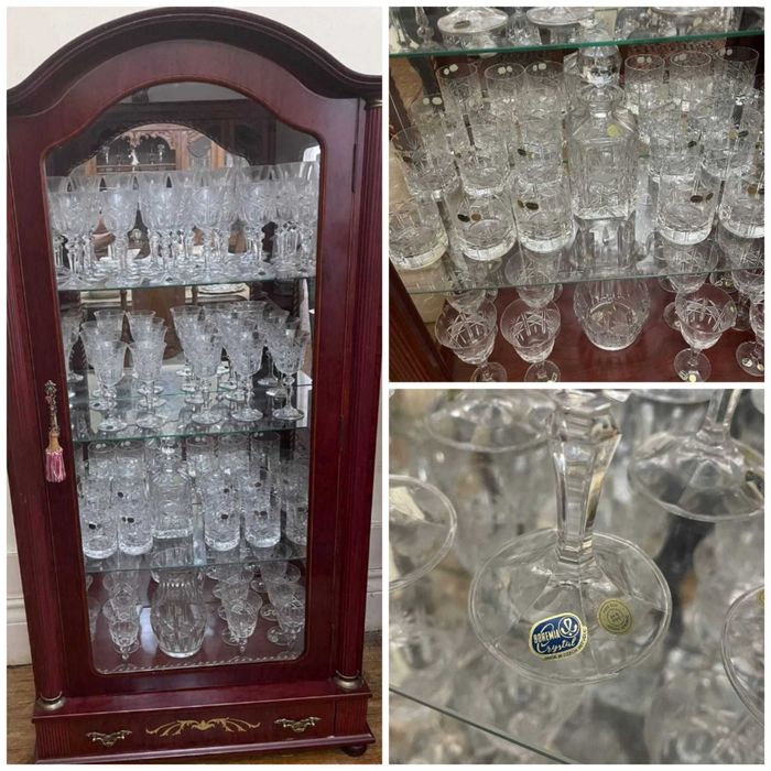 Vitrine com Serviço de Cristal da Bohemia Completo.