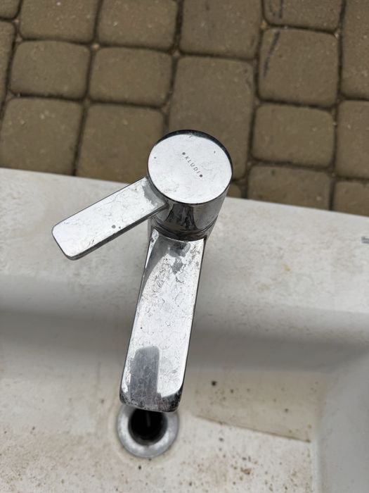 Dwie umywalki Roca nablatowe