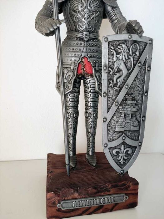 Soldado medieval estatueta metal base madeira