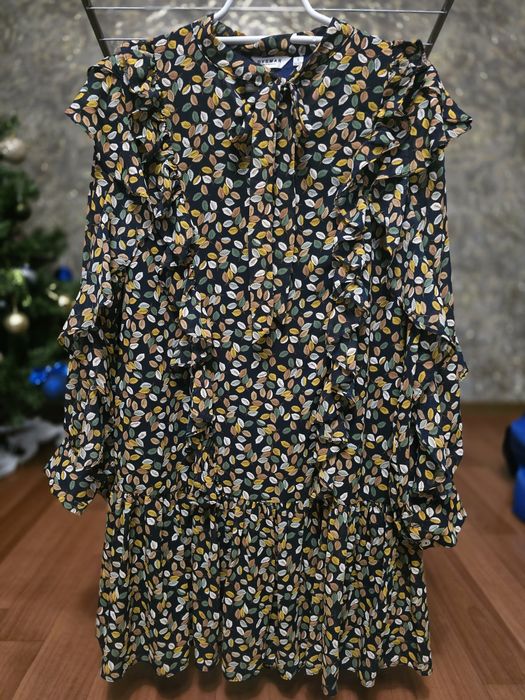 Сукня жіноча з рюшами