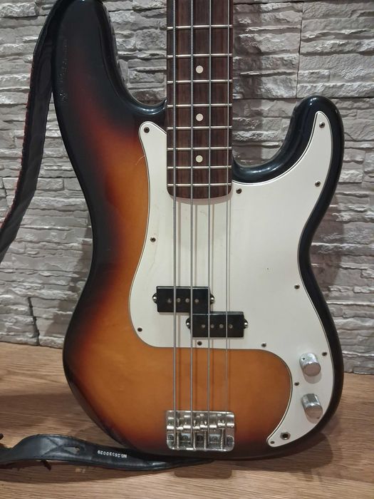 Gitara basowa Fender Precision Bass