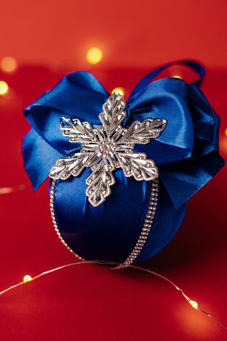 Новорічна прикраса на ялинку