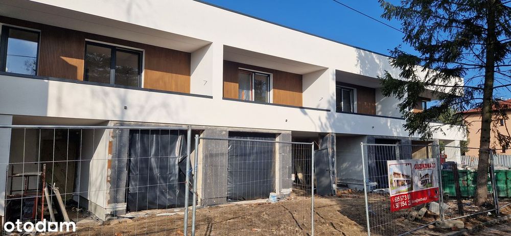 Dom z garażem i balkonem w spokojnej okolicy