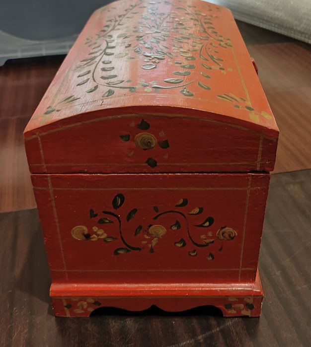 Caixa em madeira pintada à mão.