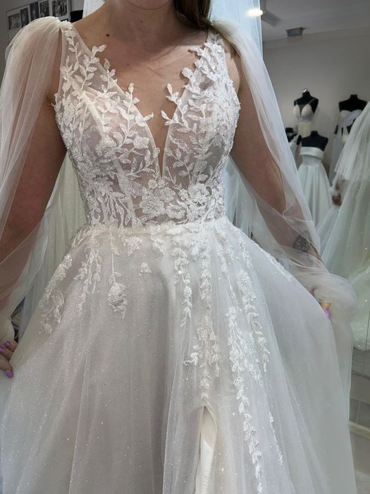 Suknia ślubna z rozcięciem