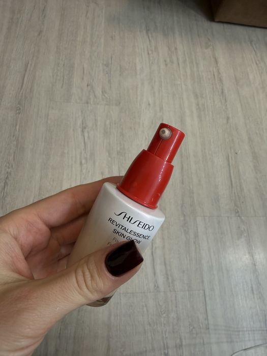 Тональний Shiseido skin glov