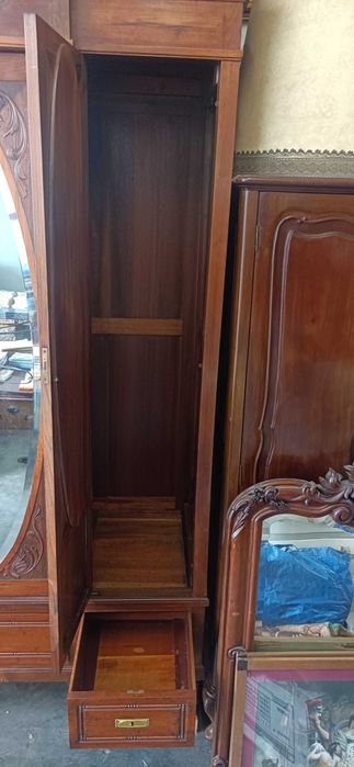 Roupeiro de três portas