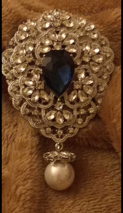 Przepiękna, duża brosza, z cyrkoniami.