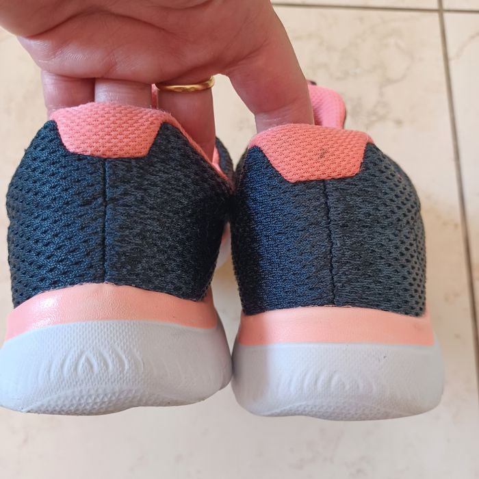 Buty firmy Skechers memory foam jak  nowe 39/26 cm/salon  379 zł