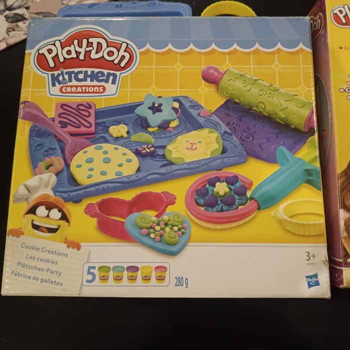 Dwa zestawy Play-doh same foremki