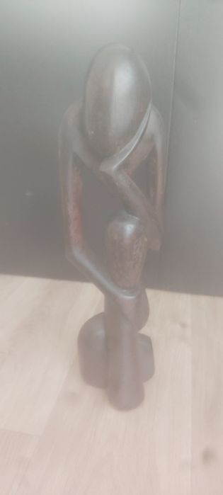 Vendo estatueta decorativa em madeira preta