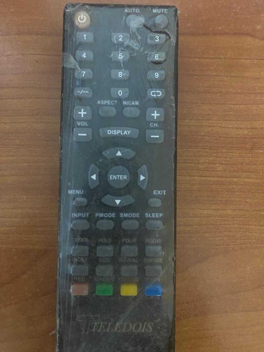 televisão pequena com comando