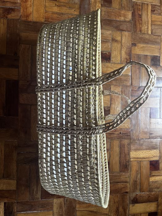 Berço de palha com colchão incluido, almofada e manta.