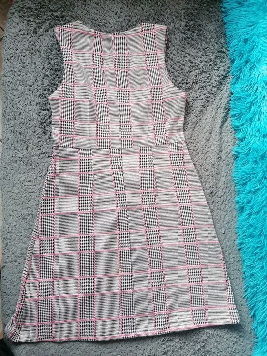 Sukienka- bezrękawnik.