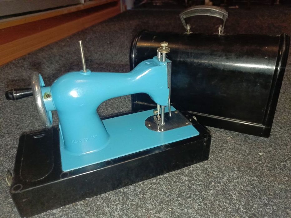Дитяча швейна машинка СССР
