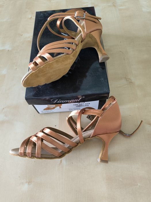 Sapatos de dança de senhora NOVOS, número 36