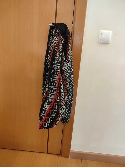 cachecol gola (ou infinity scarf) com um padrão geométrico em laranja