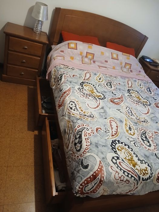 2 Mesas de cabeceira com 3 gavetas