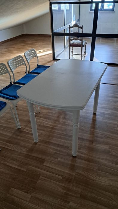Vendo mesa extensível com 4 cadeiras