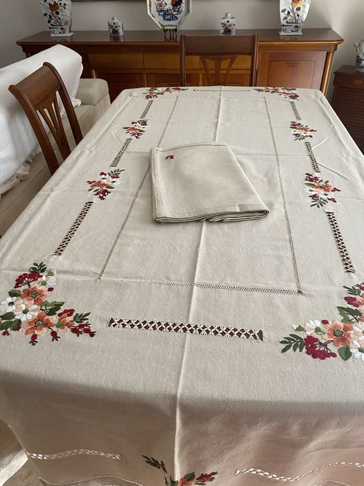 Toalha de mesa bordada
