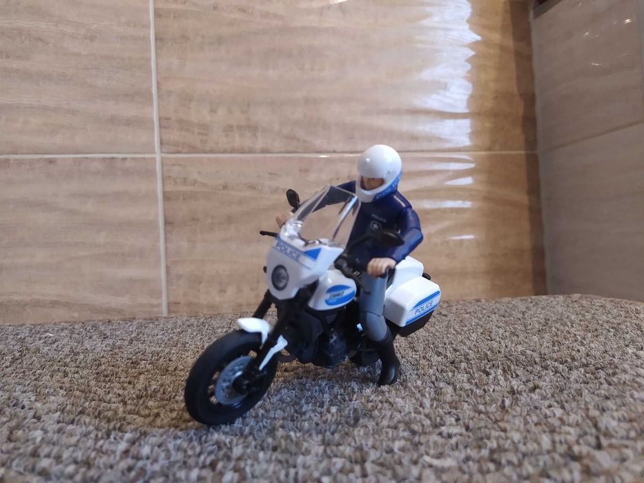 Bruder motor, Motocykl policyjny Scrambler Ducati + figurka policjanta. Na dzień dziecka
