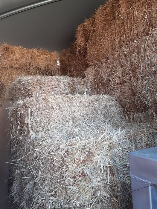 Fardos de palha nova e feno