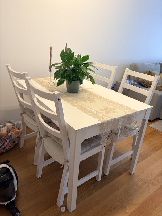 Mesa de jantar com quatro cadeiras