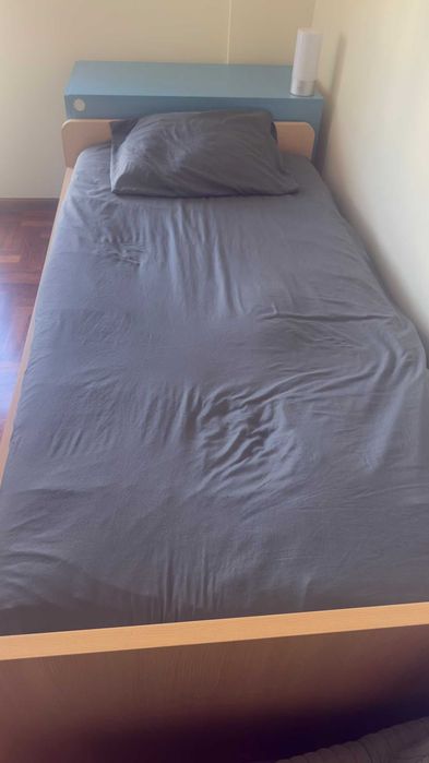 Cama de solteiro com 4 gavetas de arrumação com oferta de mesa de cabeceira