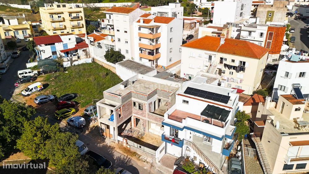 Terreno com Moradia T3+1 em Construção em Portimão