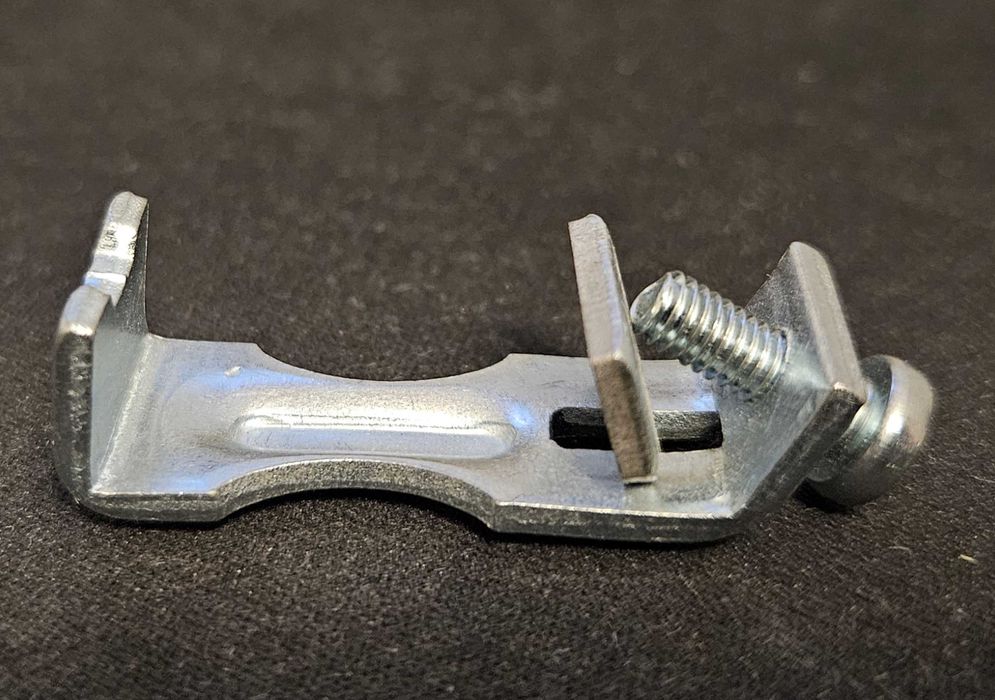 Łącznik, spinacz do ościeżnic drzwiowych