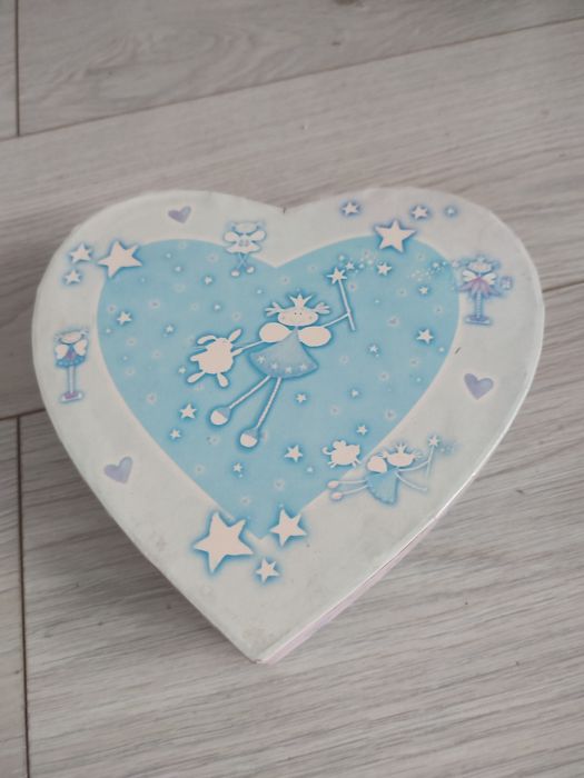 Pudełko  serduszko na drobiazgi na opaski do włosów dla dziewczynki