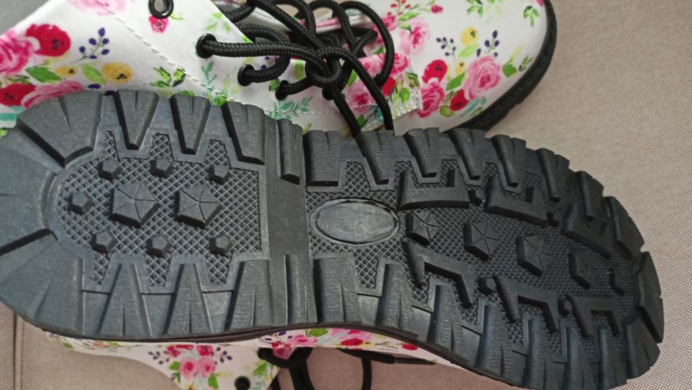 Botki z kwiatki. Nowe. R.39